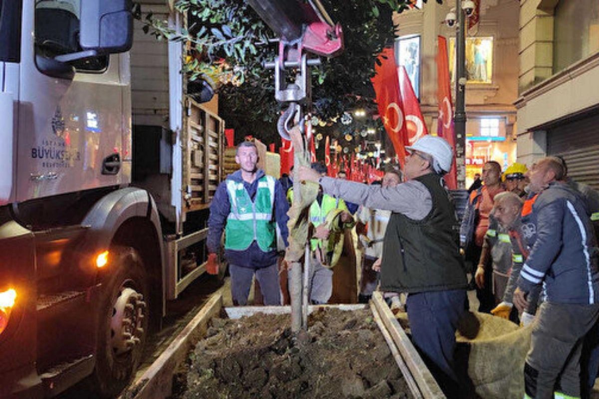 İstanbulda İstiqlal küçəsində terror aktından sonra bütün skamya və ağaclar yığışdırılıb - FOTO